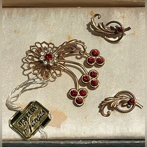 VARGAS Vintage Gold Tone Floral Leaf Accent Brooch Screw On Earrings SET